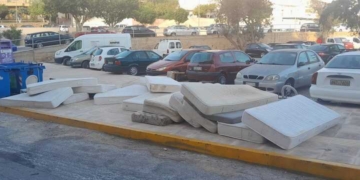 Πολλά πεταμένα στρώματα στον δρόμο…