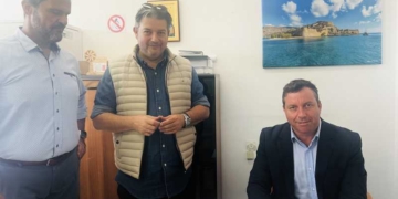 Υπογράφηκε η σύμβαση για την προμήθεια και τοποθέτηση συνθετικού τάπητα (ταρτάν) στο γήπεδο Αγίου Νικολάου και συνθετικού χλοοτάπητα στα γήπεδα Κριτσάς και Ελούντας