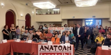 Διαμαρτυρία στο Περιφερειακό Συμβούλιο των εργαζόμενων που χάνουν τις θέσεις τους στην ΠΕ Λασιθίου και ΠΕ Ηρακλείου