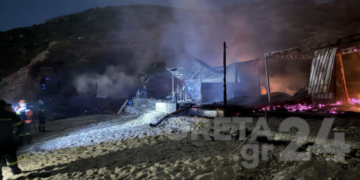 Στις φλόγες πρόχειρες κατασκευές σε παραλία