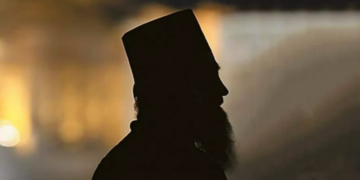 Χανιά: “Η μητέρα μας ζητά δικαίωση” λέει ο γιος του ιερέα που κακοποιούσε την πρεσβυτέρα