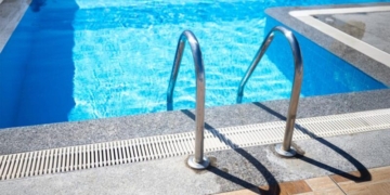 Πήδηξε από μπαλκόνι για να πέσει σε πισίνα και κατέληξε στην ΜΕΘ – Φέρει βαρύτατα τραύματα