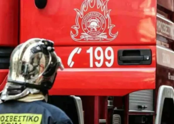 Στο νοσοκομείο 2 άτομα μετά από φωτιά σε σπίτι στον Κατσαμπά
