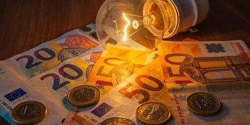 ΥΠΕΝ: Ενισχύσεις στους λογαριασμούς ρεύματος Οκτωβρίου για τα ευάλωτα νοικοκυριά