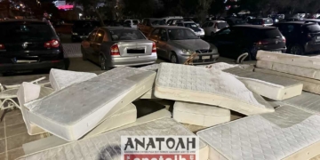 Η απλούστερη και πιο βολική λύση ήταν να πετάξει 60 στρώματα στο δρόμο!!!