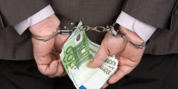 Προφυλακίστηκε ο υποδιευθυντής της ΔΟΥ Κέρκυρας, φερόμενος επικεφαλής κυκλώματος εκβιαστών