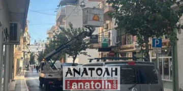 Συνεχίζεται η τοποθέτηση του γιορτινού διακόσμου και φωτισμού στην πόλη του Αγίου Νικολάου και στις Κοινότητες