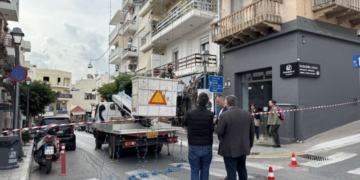 Ξεκίνησε ο Χριστουγεννιάτικος στολισμός με τον «μπλε ουρανό» στην οδό 5ης Μεραρχίας (βίντεο)