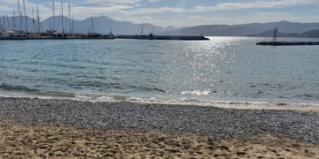Σε φθινοπωρινούς ρυθμούς η παραλία της Άμμου χωρίς ξαπλώστρες και ομπρέλες
