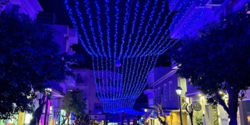 Δρόμοι της πόλης σκεπάστηκαν με μπλε φωτάκια! (βίντεο)