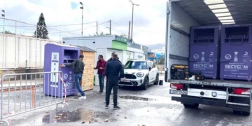 Μοβ κάδοι για την ανακύκλωση ρούχων