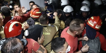 Εποχικοί πυροσβέστες: Δεχθήκαμε υπέρμετρη και αδικαιολόγητη βία – Τι απαντά η εκπρόσωπος της ΕΛ.ΑΣ