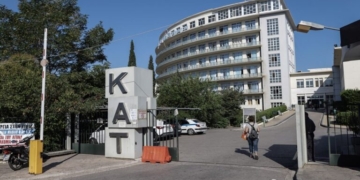 Ηράκλειο: Με αεροδιακομιδή στο ΚΑΤ ο άνδρας που αυτοπυρπολήθηκε σε βενζινάδικο