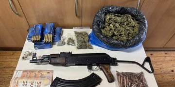 Συνελήφθησαν έξι άτομα κατηγορούμενοι για αδικήματα της Νομοθεσίας περί ναρκωτικών ουσιών και όπλων