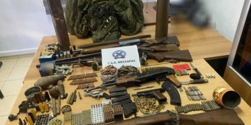 Συνελήφθη με 8 όπλα εκ των οποίων δύο πολεμικά, 3 χειροβομβίδες, 3 βλήματα