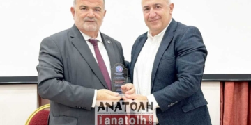 Το Επιμελητήριο Λασιθίου τίμησε τον πρόεδρο της ΓΣΕΒΕΕ για την υποστήριξη της ελληνικής επιχειρηματικότητας (βίντεο)
