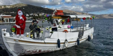 Ο Άη Βασίλης ήρθε στην Ελούντα και μοίρασε δώρα και γλυκά στα παιδιά