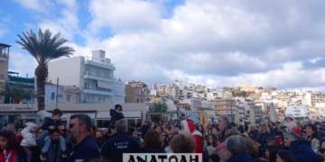 Τον Άγιο Βασίλη υποδέχθηκε το μεσημέρι της Τρίτης Παραμονής της Πρωτοχρονιάς η Σητεία