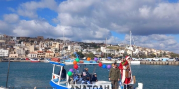 Τον Άγιο Βασίλη υποδέχθηκε το μεσημέρι της Τρίτης Παραμονής της Πρωτοχρονιάς η Σητεία