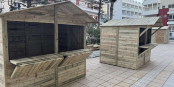 Ξεκίνησε το στήσιμο για το Χριστουγεννιάτικο χωριό στον Άγιο Νικόλαο