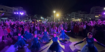Οι χορεύτριες που έλαμψαν παρά τη βροχή (βίντεο)