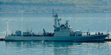 Η πυραυλάκατος του Πολεμικού Ναυτικού ΤΠΚ Μαριδάκης στο λιμάνι Αγίου Νικολάου για τον εορτασμό του πολιούχου της πόλης