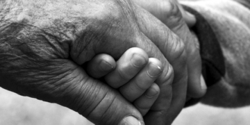 Η μαγική αγάπη των γιαγιάδων που ξεδιπλώνεται τις γιορτές