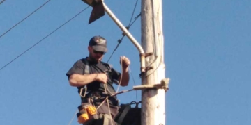 Περί στύλων και φωτισμού, στη Νεάπολη