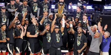 Απίστευτος Αντετοκούνμπο: Με triple double οδήγησε τους Μπακς στην κατάκτηση του NBA Cup – Η αγκαλιά στον αδερφό του και η κίνηση για τον πατέρα του