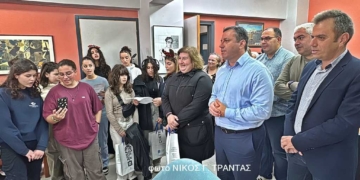 Παραδοσιακά κάλαντα και άλλα χριστουγεννιάτικα τραγούδια έψαλαν μαθητές του Μουσικού Σχολείου Ν. Λασιθίου στο Δήμαρχο και τους αντιδημάρχους (βίντεο)