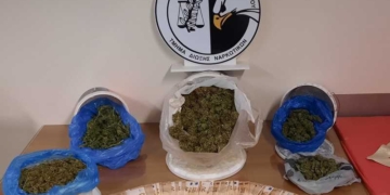 Κατασχέθηκαν σχεδόν 1,5 κιλό κάνναβης, ζυγαριά ακριβείας και το χρηματικό ποσό των 2.900 ευρώ