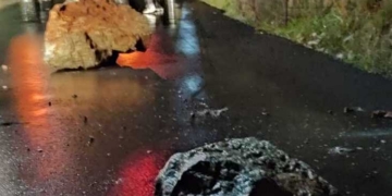 Έπεσαν ξανά πέτρες στο δρόμο προς το Καθαρό