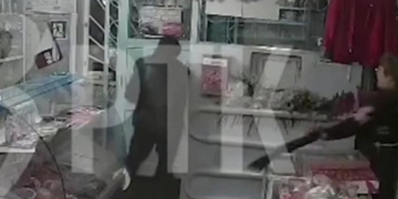 Ρωσία: Γυναίκα άρπαξε το όπλο ληστή που εισέβαλε στο κατάστημά της – Τον έδιωξε κακήν κακώς