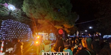 Με την φωταγώγηση του Χριστουγεννιάτικου δέντρου και κήπου άνοιξε η αυλαία των χριστουγεννιάτιων εκδηλώσεων στη Νεάπολη (βίντεο)