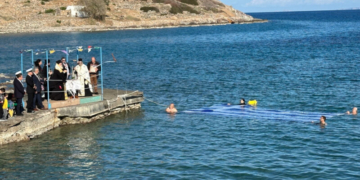 Ο Αγιασμός των υδάτων στο λιμάνι του Μόχλου Σητείας