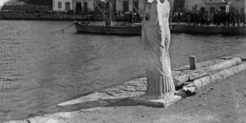 Το αρχαίο άγαλμα στο λιμάνι Αγ. Νικολάου