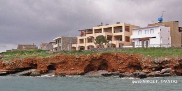 Η διάβρωση της παραλίας Πλάκας – επανέρχεται η παλιά μελέτη του ΙΤΕ