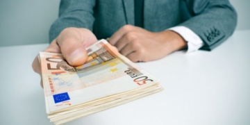 ΟΠΕΚΑ: Πότε και πόσο αυξάνονται Ελάχιστο Εγγυημένο Εισόδημα (ΚΕΑ), Επίδομα Στέγασης (ενοικίου) και Επίδομα Παιδιού