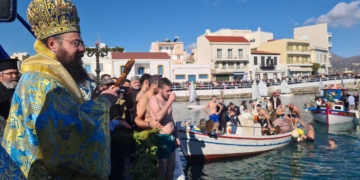 Με λαμπρότητα εορτάστηκαν τα Θεοφάνια στον Άγιο Νικόλαο – Ο Αγιασμός των Υδάτων (βίντεο)