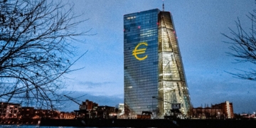 Σε τέσσερις μειώσεις επιτοκίων προσανατολίζεται η Ευρωπαϊκή Κεντρική Τράπεζα
