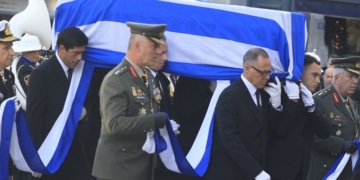 Το τελευταίο αντίο στον Κώστα Σημίτη στη Μητρόπολη Αθηνών