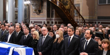 Λιποθύμησε η βουλευτής Κατ. Σπυριδάκη στην κηδεία του Κώστα Σημίτη
