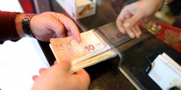 Σε ισχύ από τη Δευτέρα οι μειώσεις στις τραπεζικές προμήθειες – Τι θα ισχύσει με τα ασφάλιστρα και τα ακτοπλοϊκά