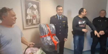 Ένα παιδικό κάθισμα για το αυτοκίνητο προσέφερε το Τμήμα Τροχαίας Αγίου Νικολάου στο πρώτο νεογέννητο στο ΓΝΑΝ (βίντεο)