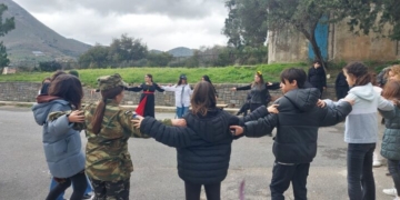 Το Γυμνάσιο Νεάπολης γιόρτασε την Τσικνοπέμπτη με χορό, τσίκνα και τραγούδια