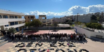 Το 1ο Γενικό Λύκειο Αγίου Νικολάου τιμά τη μνήμη θυμάτων των Τεμπών