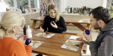 Δημοσιογράφος από το Καζακστάν στο Οικομουσείο του Δήμου Σητείας