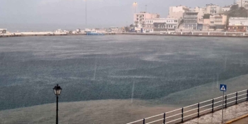 Ξαφνικό μπουρίνι πλημμύρισε τους δρόμους του Αγ. Νικολάου (βίντεο)