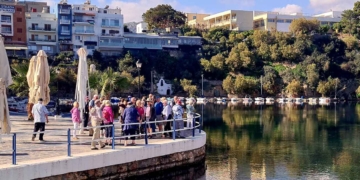 Ήρθαν οι πρώτοι οργανωμένοι τουρίστες στον Άγιο Νικόλαο (βίντεο)