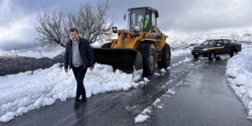 Επιχειρούν τα μηχανήματα της Αντιπεριφέρειας Λασιθίου για τον εκχιονισμό του επαρχιακού δρόμου στους Ποτάμους